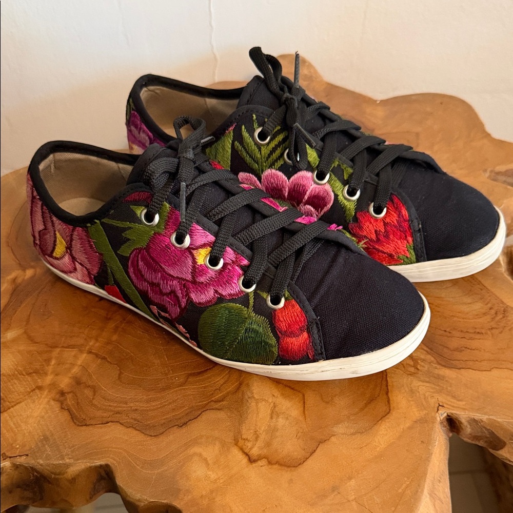 Oni Floral Embroidered Women's Sneakers
